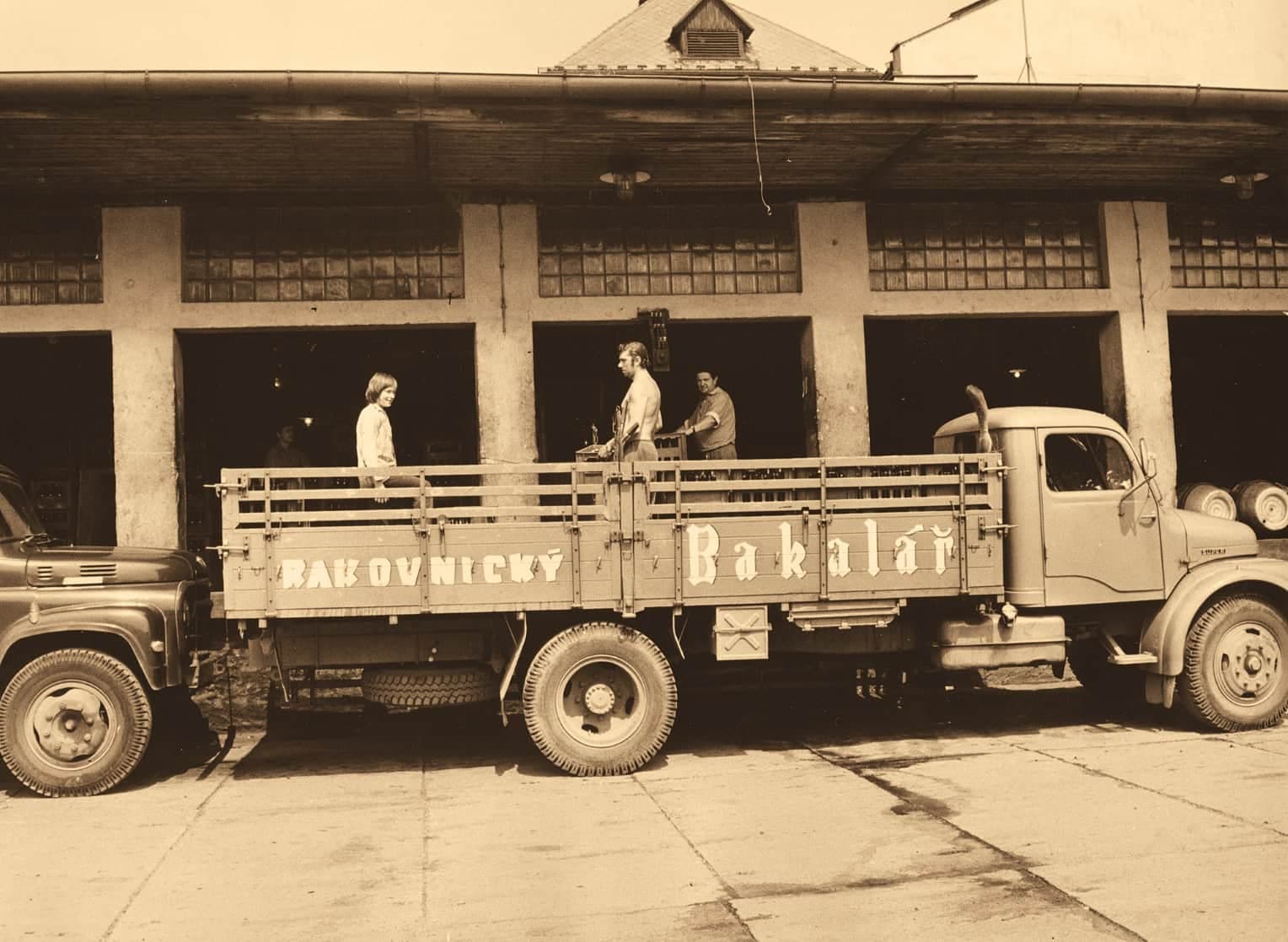 Nákladné auto s nápisom Rakovnický Bakalář
