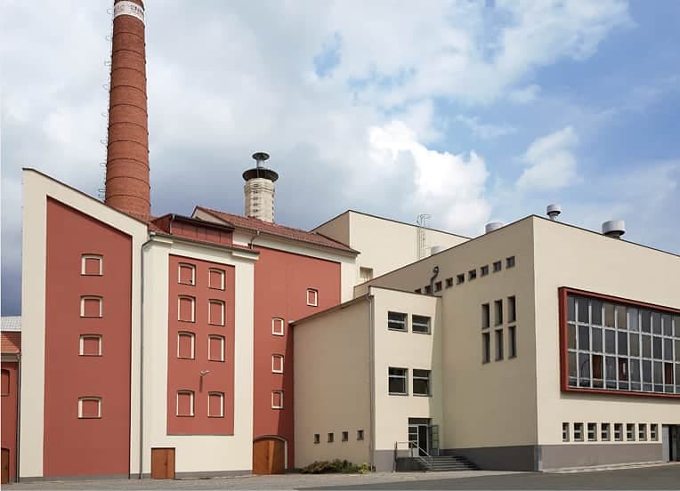 Zrekonštruované budovy pivovaru v Rakovníku s komínom